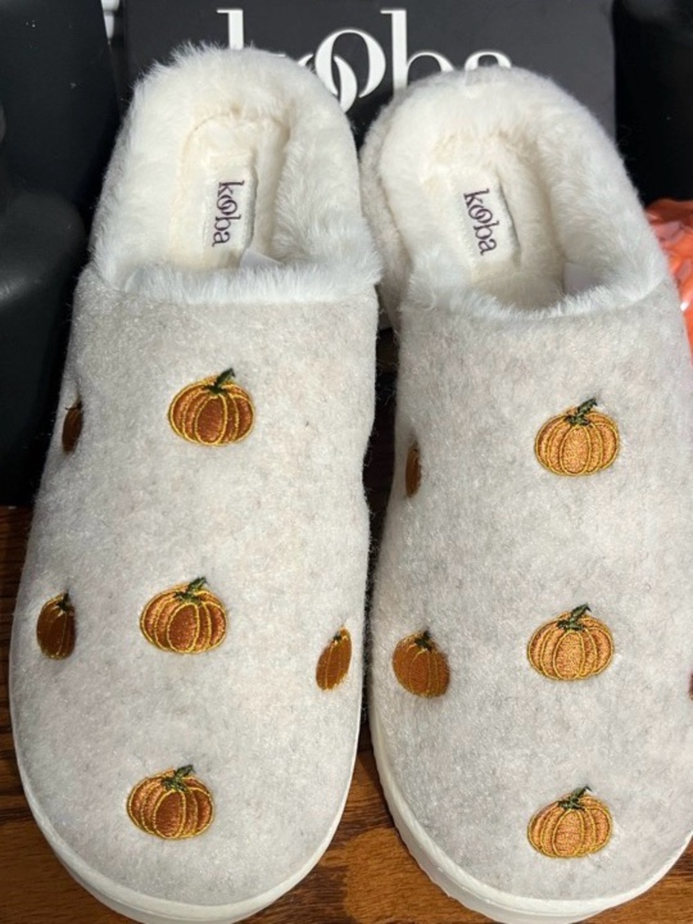 Kooba slippers size small (5-6) fall pumpkins embroidered